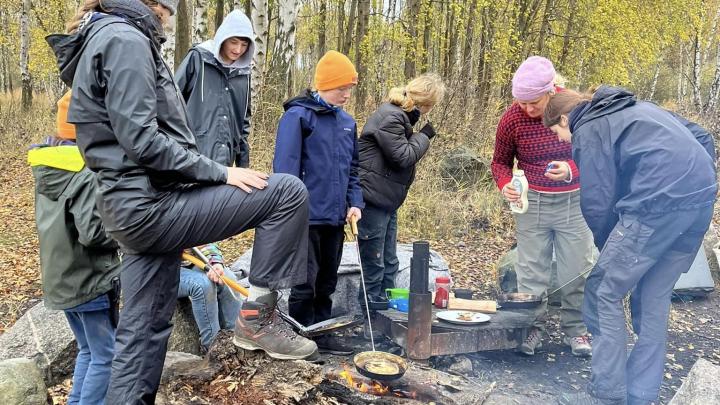 Spejdere laver mad over bål