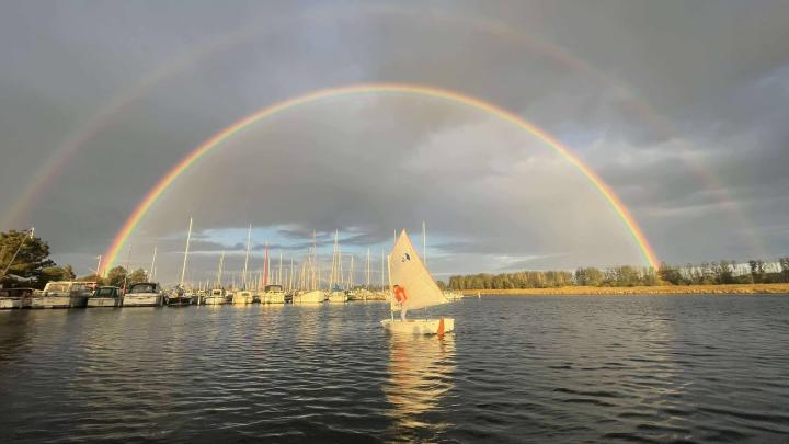 optimistjolle under regnbue