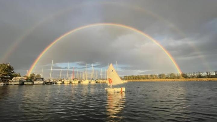 Optimistjolle under regnbue