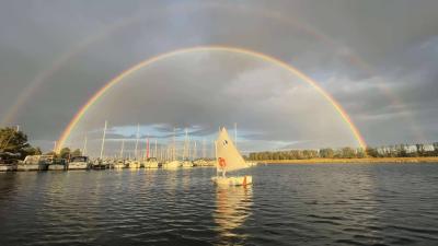 optimistjolle under regnbue